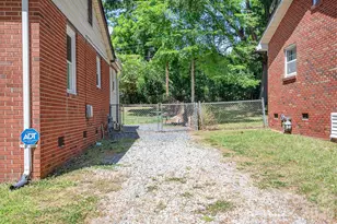 3960 Bristol Dr, Charlotte, NC 28208 - Photo 16