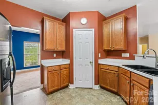 8718 Buttonwood Ct, Charlotte, NC 28215 - Photo 10
