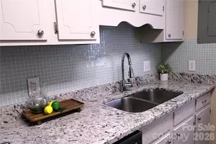 525 SW 12th Street SW, Hickory, NC 28602 - Photo 2