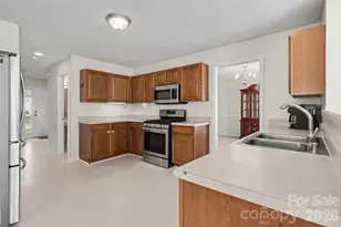 7720 Shiny Meadow Ln, Charlotte, NC 28215 - Photo 4