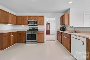 7720 Shiny Meadow Ln, Charlotte, NC 28215 - Photo 6