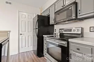 212 W 10th St, Charlotte, NC 28202 - Photo 8