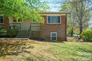 829 4th Ave SW, Hickory, NC 28602 - Photo 2