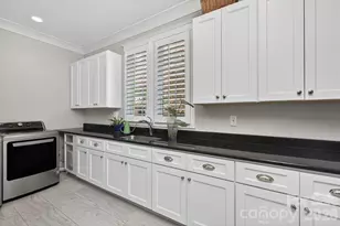 328 Melbourne Ct, Charlotte, NC 28209 - Photo 26