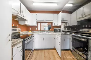 521 Courtwood Ln, Hendersonville, NC 28739 - Photo 10