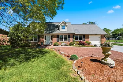 2315 29th Avenue Drive NE, Hickory, NC 28601 - Photo 2