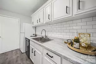 5026 Sardis Rd, Charlotte, NC 28270 - Photo 4