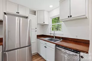 1629 Oak Knoll Ln, Charlotte, NC 28214 - Photo 8