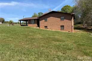 1466 Peaceful Valley Dr, Hickory, NC 28602 - Photo 2