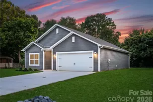 2807 17 St Ct NE, Hickory, NC 28601 - Photo 2