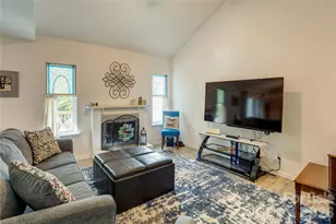 6608 Point Comfort Ln, Charlotte, NC 28226 - Photo 4