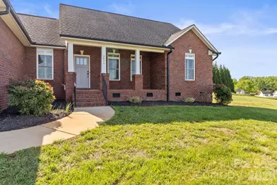2411 Carriage Lane, Lincolnton, NC 28092 - Photo 2