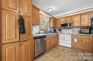 3634 Hillview Dr NE, Conover, NC 28613 - Photo 18