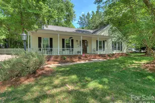 401 Sandymead Rd, Matthews, NC 28105 - Photo 2
