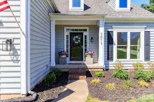 1011 Clearbrook Rd, Matthews, NC 28105 - Photo 2