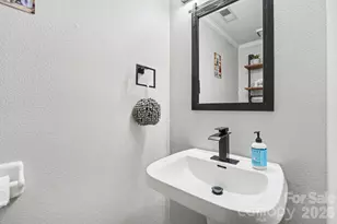 8700 Heather View Ct, Charlotte, NC 28216 - Photo 24