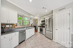 8700 Heather View Ct, Charlotte, NC 28216 - Photo 10