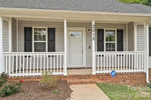 2015 Slater Springs Dr, Charlotte, NC 28216 - Photo 2