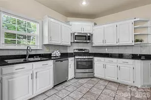 9102 Brightleaf Pl, Charlotte, NC 28269 - Photo 8