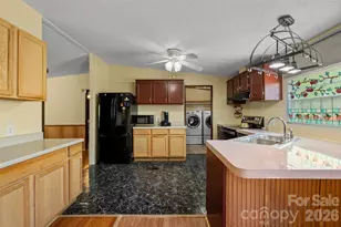 2095 Wildwood Dr, Hickory, NC 28601 - Photo 10