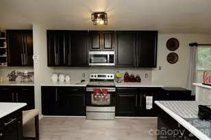 6135 Blue Ash Ln, Charlotte, NC 28215 - Photo 2