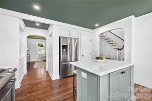 2501 Runnymede Ln, Charlotte, NC 28209 - Photo 10