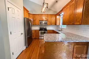 319 Beacon Hills Dr, Gastonia, NC 28056 - Photo 2