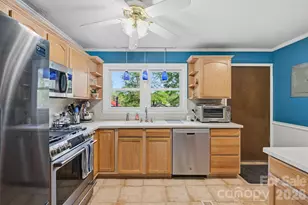 305 W 9th St, Newton, NC 28658 - Photo 8