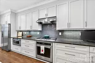202 Perrin Pl, Charlotte, NC 28207 - Photo 18