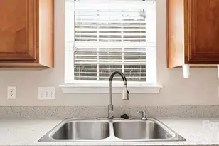 1212 Oakdale Commons Ct, Charlotte, NC 28216 - Photo 4