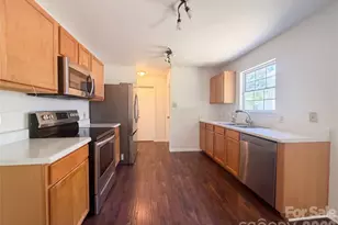 6734 Wandering Creek Dr, Charlotte, NC 28216 - Photo 2