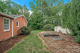 1106 Cherokee Dr, Hendersonville, NC 28739 - Photo 38