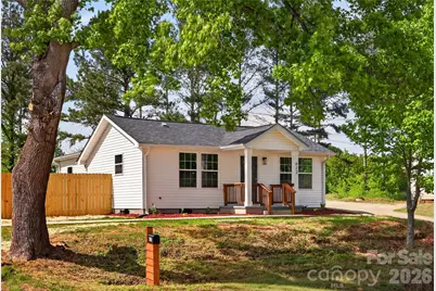 622 W Catawba Avenue, Mount Holly, NC 28120 - Photo 2