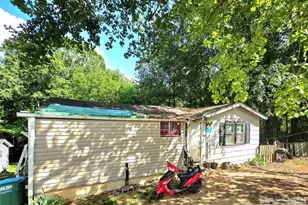 413 S Pinchback Ave, Bessemer City, NC 28016 - Photo 1