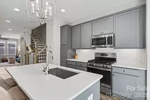 562 W End Dr, Charlotte, NC 28208 - Photo 10