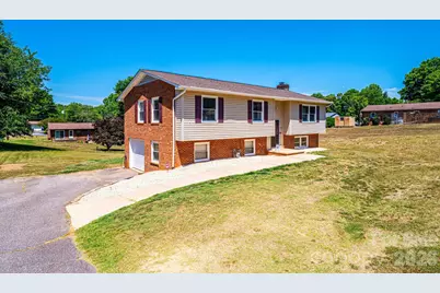 3231 25th Street NE, Hickory, NC 28601 - Photo 2