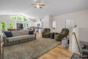 565 Pinewood Knoll Dr, Hendersonville, NC 28739 - Photo 2