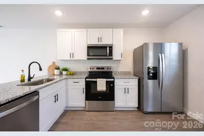 1038 12th Street NE, Hickory, NC 28601 - Photo 2