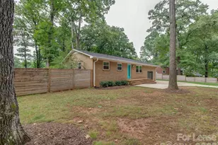 5646 Oak Dr, Charlotte, NC 28216 - Photo 4