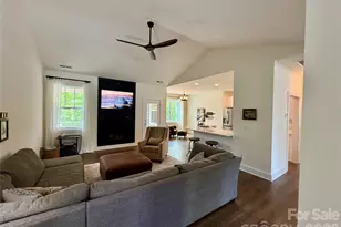 137 Marianne Dr, Hendersonville, NC 28739 - Photo 4