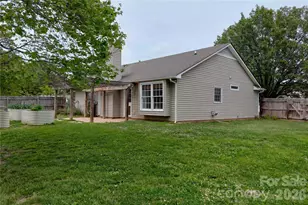 1016 Thorncrest Dr, Fletcher, NC 28732 - Photo 2