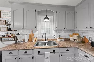 609 N 10th St, Bessemer City, NC 28016 - Photo 14