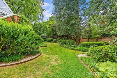 1858 Queens Road W, Charlotte, NC 28207 - Photo 18