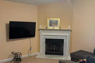 8019 Shiny Meadow Ln, Charlotte, NC 28215 - Photo 2