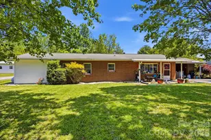 88 Lost Creek Dr, Flat Rock, NC 28731 - Photo 2