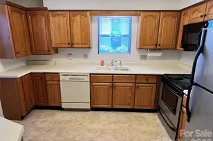 2401 Abbey Cir, Asheville, NC 28805 - Photo 4