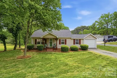 215 W Dallas Road, Stanley, NC 28164 - Photo 2