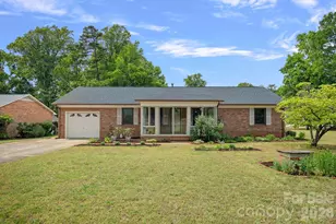 6131 Kinghurst Dr, Charlotte, NC 28216 - Photo 2