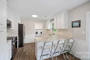6131 Kinghurst Dr, Charlotte, NC 28216 - Photo 8