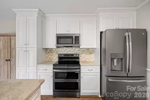 6131 Kinghurst Dr, Charlotte, NC 28216 - Photo 10
